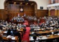 В Косово премьера забросали яйцами прямо во время заседания парламента (видео)