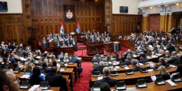 В Косово премьера забросали яйцами прямо во время заседания парламента (видео)