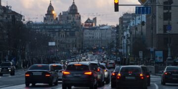 Авто “просится” в вашу полосу: должны ли вы его пропустить