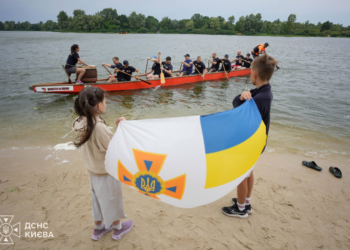 Масштабний заплив у Києві: десятки рятувальників пливли на човнах, – ФОТО