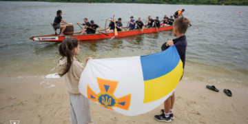 Масштабний заплив у Києві: десятки рятувальників пливли на човнах, – ФОТО