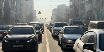 Кілометрові затори в Києві: де перекрили рух до кінця місяця, – ФОТО