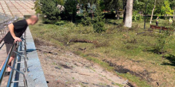 Смерть від вибуху: в Києві оточили місце влучання БпЛА, – ФОТО