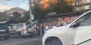 Натовпи на зупинках і люди на мостах: військовий попередив про небезпечну ситуацію в Києві