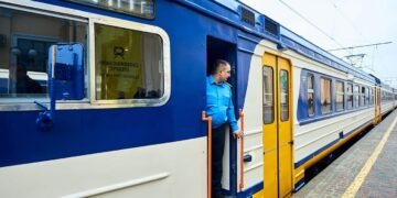 Проводники избили и выбросили 15-летнего парня из поезда в Фастове