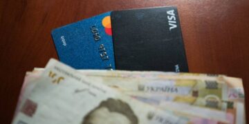 Выплата 3100 гривен: кому из украинцев придется самому идти в ПФУ за деньгами