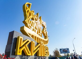 Удар БпЛА по Києву: поранено чоловіка, пошкоджено будівлю