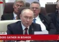 Песков зашел за спину Путина, и мир увидел отношение пресс-секретаря ко всяким “печенегам”. ВИДЕО