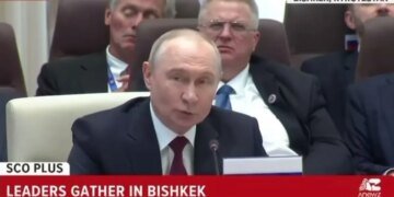 Песков зашел за спину Путина, и мир увидел отношение пресс-секретаря ко всяким “печенегам”. ВИДЕО