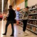 Разбили товар в магазине: имеют ли право заставить вас заплатить