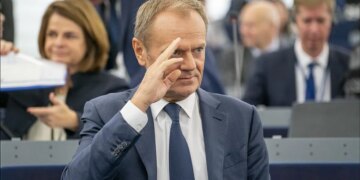 «Идиоты или предатели»: резкое заявление Туска об успехе ультраправых в Германии