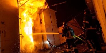 Враг атаковал рынок в Хмельницком: в результате повторной детонации пострадали четверо спасателей