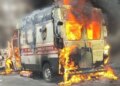 Автомобиль сгорел дотла: РФ попала в машину скорой помощи в Херсоне, есть пострадавшие