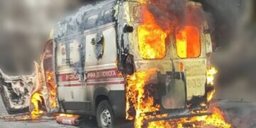 Автомобиль сгорел дотла: РФ попала в машину скорой помощи в Херсоне, есть пострадавшие
