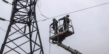 Ворожі обстріли залишили без світла частину споживачів у чотирьох областях
