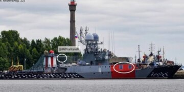 «Домики на воде» в Кронштадте:  россияне перекрасили корабли Балтийского флота для обмана дронов с ИИ