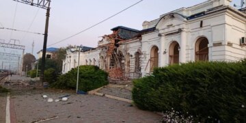 Удар рф по залізниці: пошкоджено вокзал Берестина, у Києві обмежено рух кільцевої електрички