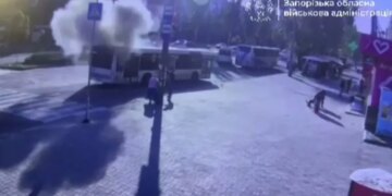 Оккупанты направили дрон на остановку в Запорожье, попали в автобус с пассажирами. ВИДЕО