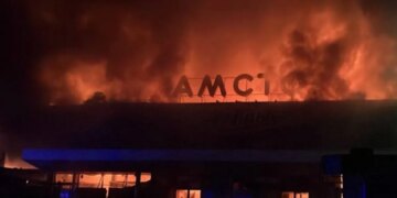 росіяни вдарили по торговельному центру в Запоріжжі – спалахнула масштабна пожежа
