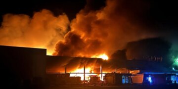 В Запорожье после удара со стороны РФ загорелся торговый центр: показали фото последствий