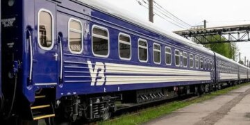 Через російські обстріли низка поїздів затримується, окремі рейси відхилилися від графіка майже на 12 годин