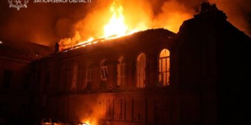 У Запоріжжі після атаки БпЛА пошкоджені багатоповерхівки, університет і ТЦ, є постраждалий