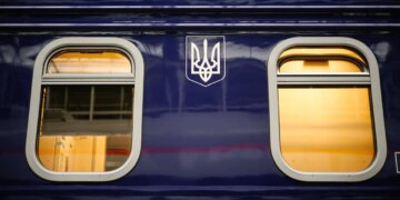 До 16 годин очікування: десятки потягів курсують із затримками на тлі атак рф