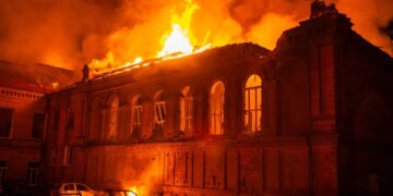 Прямое попадание в университет в Запорожье: значительная часть корпуса — объекта культурного наследия — выгорела. ВИДЕО