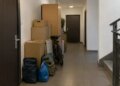 Превратили подъезд в склад вещей — готовьтесь к штрафу: когда придется заплатить до 3400 грн
