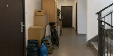 Превратили подъезд в склад вещей — готовьтесь к штрафу: когда придется заплатить до 3400 грн
