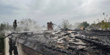 Изюм под бомбами: россияне сбросили четыре управляемые авиабомбы на жилые кварталы, среди 8 пострадавших — ребенок. ФОТО