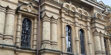 У Києві через російську атаку пошкоджено 120-річний Свято-Покровський храм