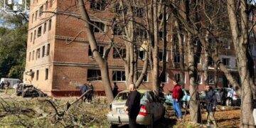 Среди раненых — 11-месячный младенец: Россия ударила авиабомбами по центру Сум