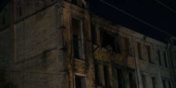У Шевченківському районі Києва БПЛА влучив у незаселений будинок, пожежу локалізували