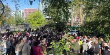 «Жизнь человека дороже дерева»: вопрос теплотрассы на Теремках разделил Киев. ВИДЕО