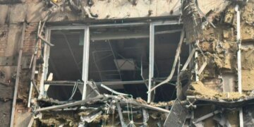 У Дніпрі через удар рф по бізнес-центру троє загиблих, багато поранених