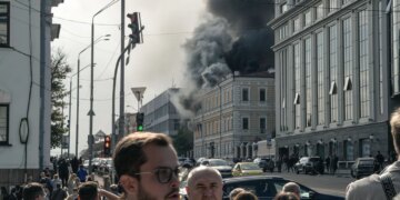 Удар рф по центру Києва: пошкоджено один з корпусів Міносвіти, у НАН вже четверо постраждалих
