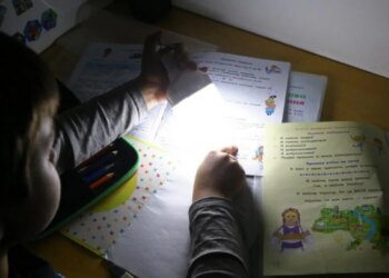 В Украину возвращаются отключения света: почасовые ГРАФИКИ ограничений на 1 октября