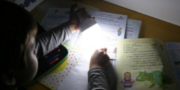 В Украину возвращаются отключения света: почасовые ГРАФИКИ ограничений на 1 октября