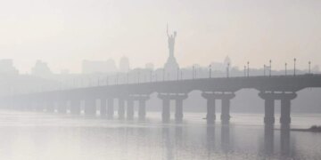Київ потонув у густому тумані: що відбувається з повітрям у столиці