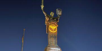 Впервые в истории: на “Батькивщине-Матери” засияли символы военной разведки