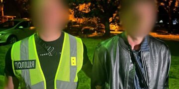 Рецидивіст знову взявся за старе: у Києві він обікрав припарковане авто