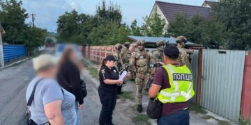 Під’їхав і відкрив вогонь: на Київщині чоловік стріляв по людях