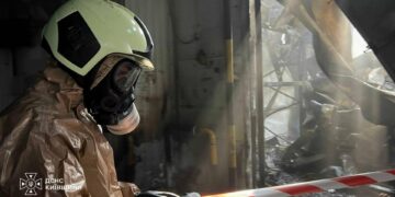 Пожежа після атаки дронів: на Київщині пошкоджені будинок і склад