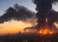 Дроны подожгли НПЗ в Капотне: москвичи нашли обломки ракеты, похожей на “Фламинго”
