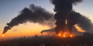 Дроны подожгли НПЗ в Капотне: москвичи нашли обломки ракеты, похожей на “Фламинго”