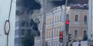 Россия ударила по Академии наук в Киеве и бизнес-центру в Днепре: четверо погибших