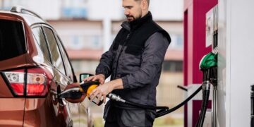 Пальне по 100 грн: на яких АЗС подорожчав бензин та дизель після вихідних