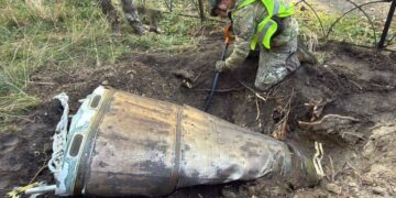 Вибухонебезпечний «подарунок» після атаки: біля будинків у Києві знайшли бойові частини