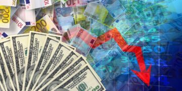 Долар і євро значно подешевшали: курс НБУ на 1 жовтня і що посилює тиск на валютний ринок